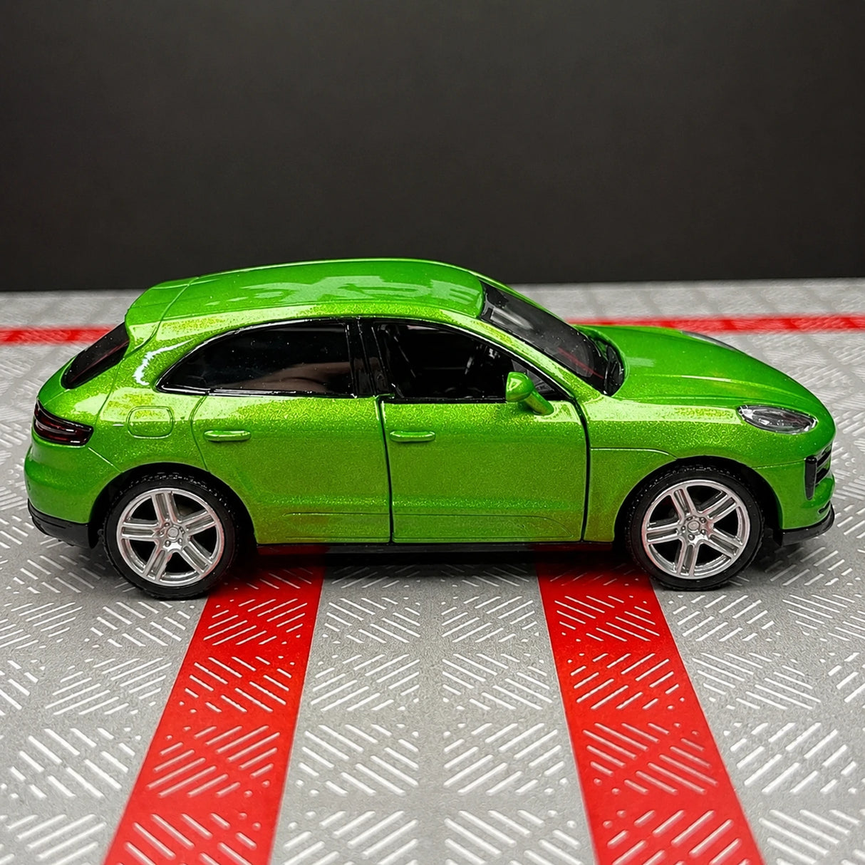Porsche 2019 Macan Green 1:36 – Diecast Display Model Die-Cast