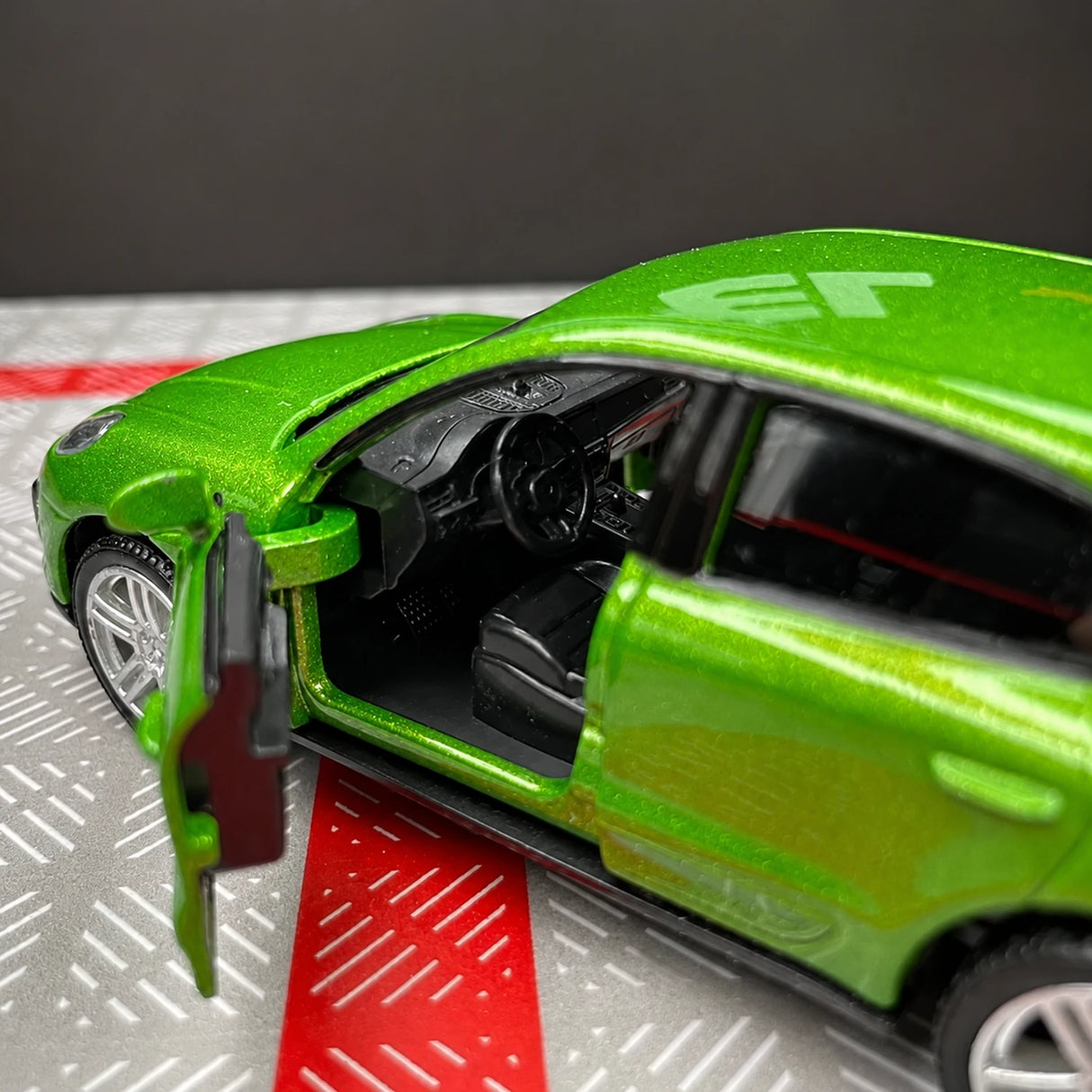 Porsche 2019 Macan Green 1:36 – Diecast Display Model Die-Cast