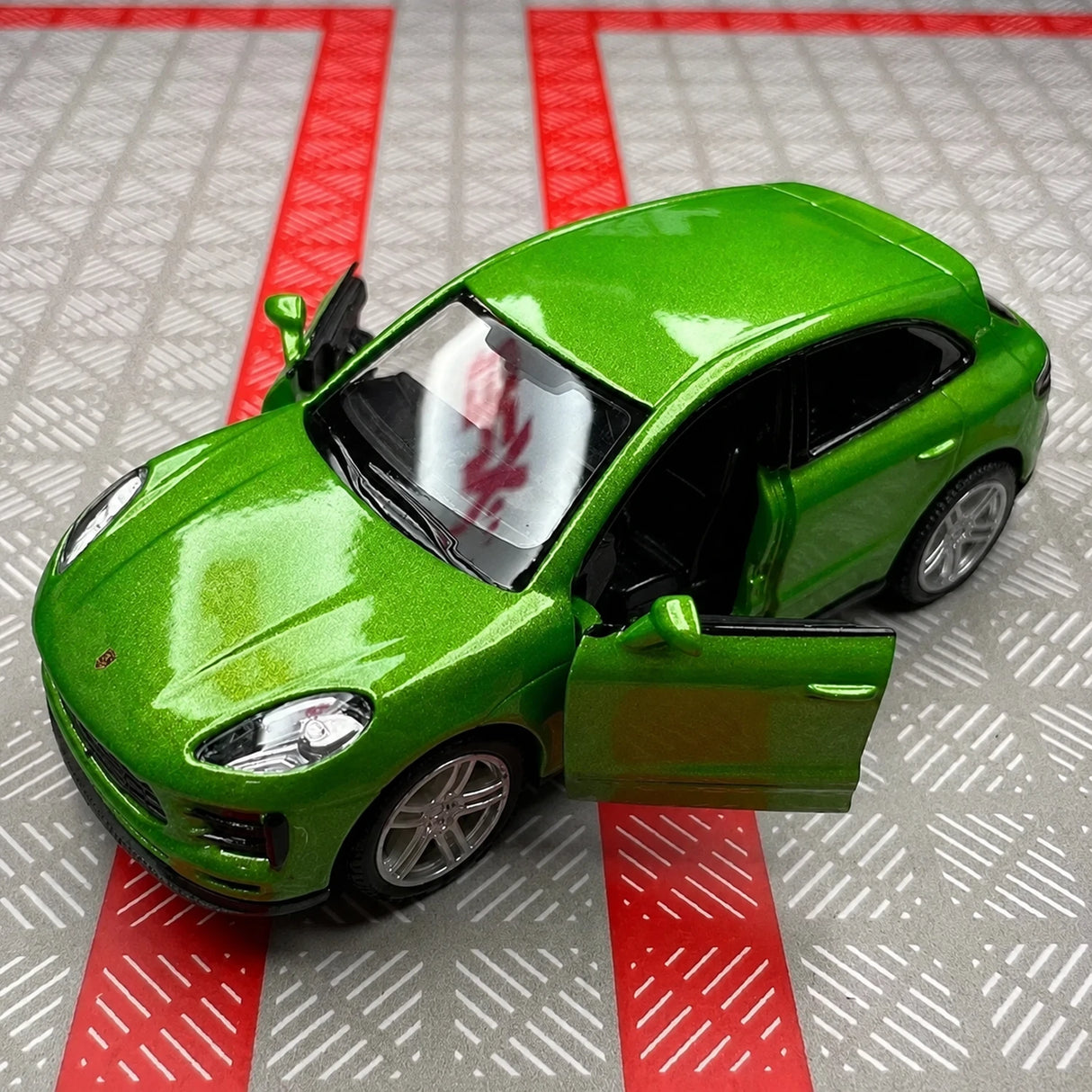 Porsche 2019 Macan Green 1:36 – Diecast Display Model Die-Cast