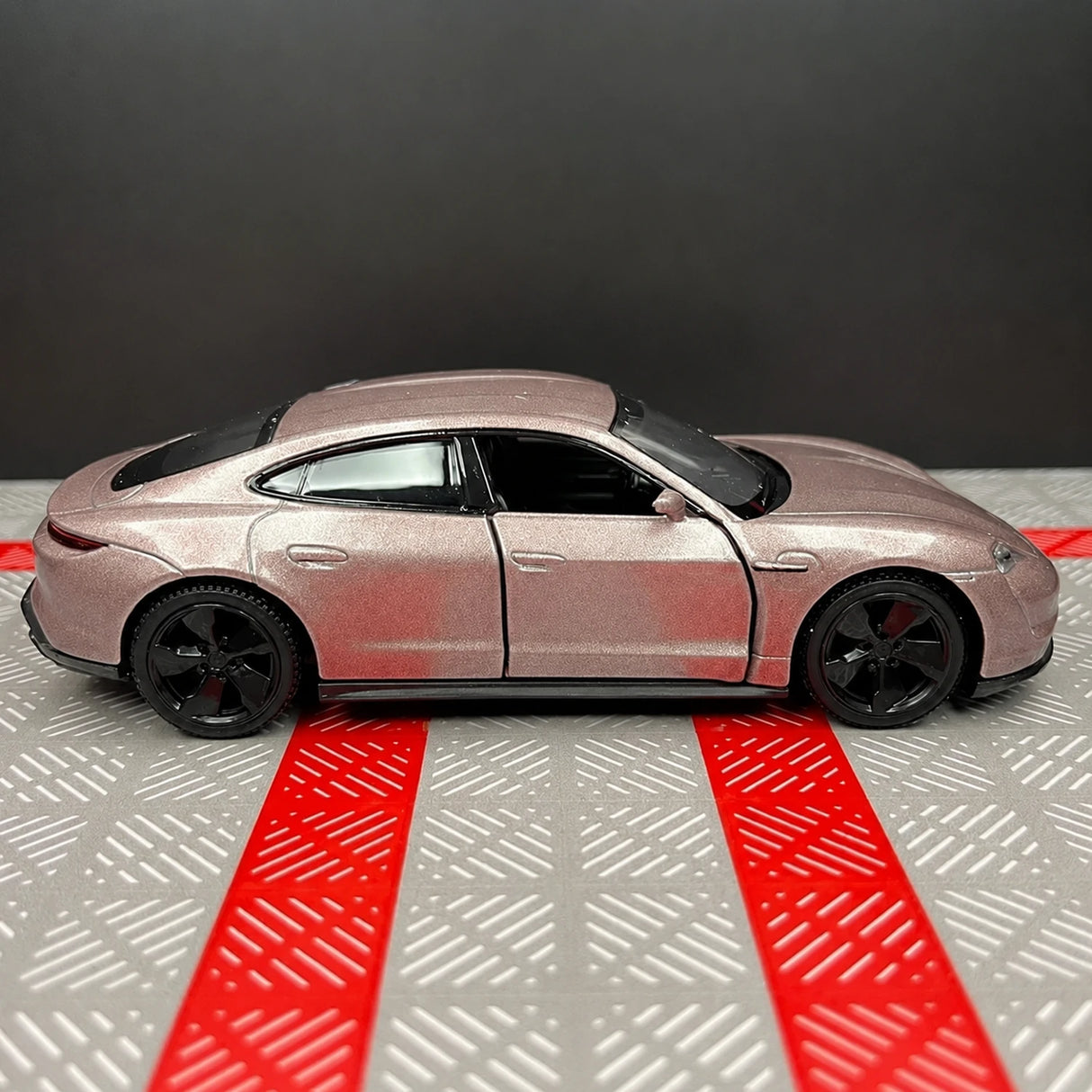 [TOY] 1:36 Porsche 2019 Taycan Pink Model Car Die-Cast