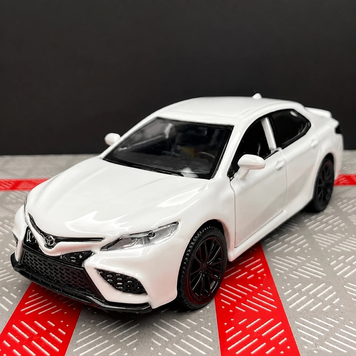 [TOY] 1:36 Toyota 2017 Camry XV70 vit modellbil Die-Cast