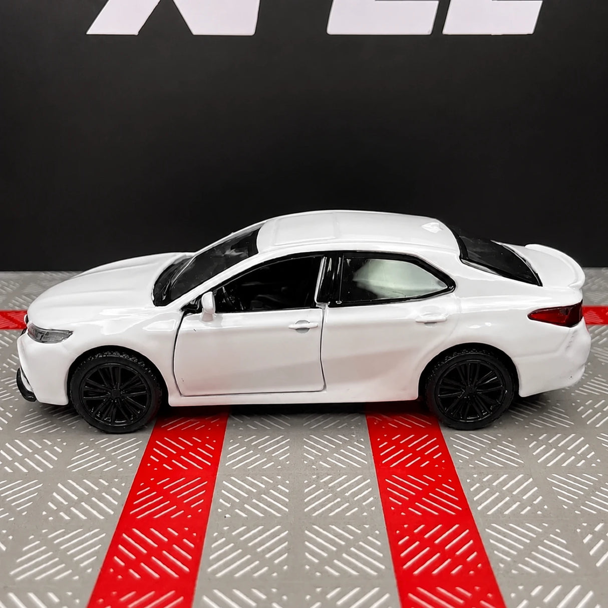 [TOY] 1:36 Toyota 2017 Camry XV70 vit modellbil Die-Cast