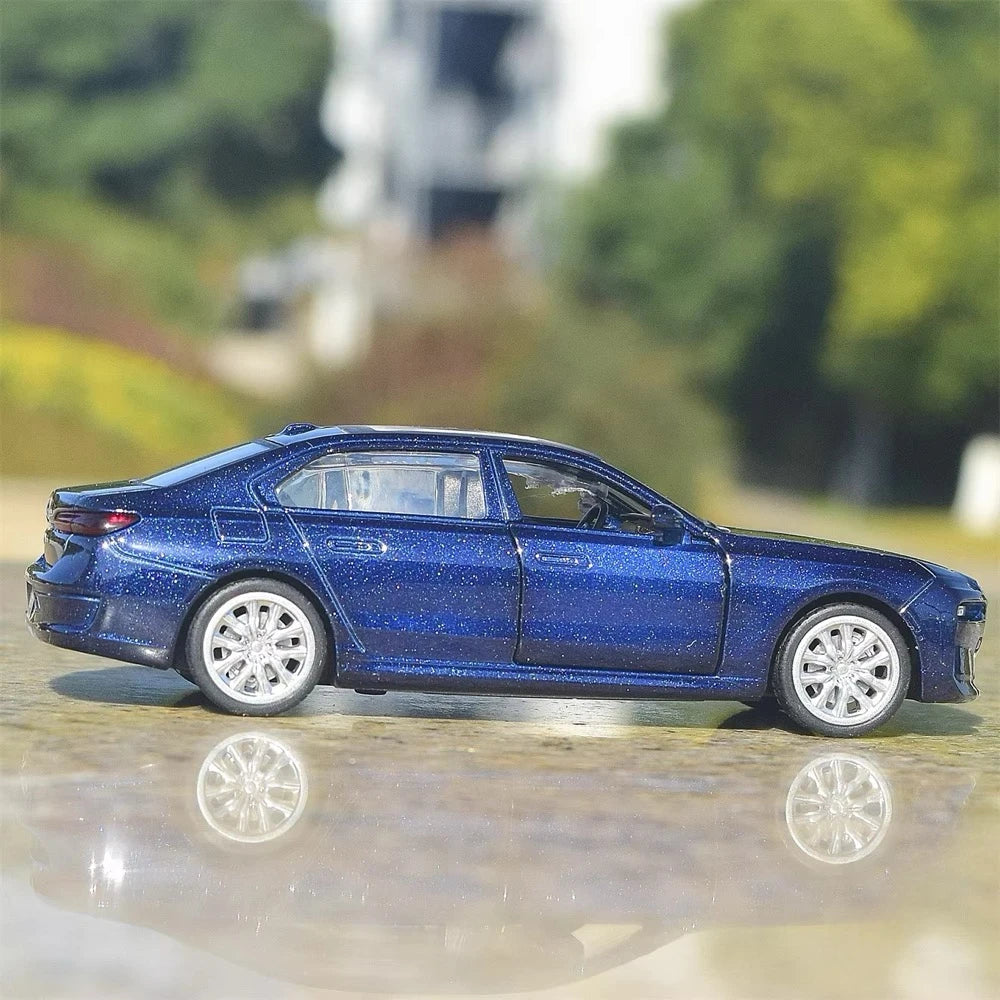 [TOY] 1:47 BMW 2022 G70 i7 ブルー モデルカー Die-Cast