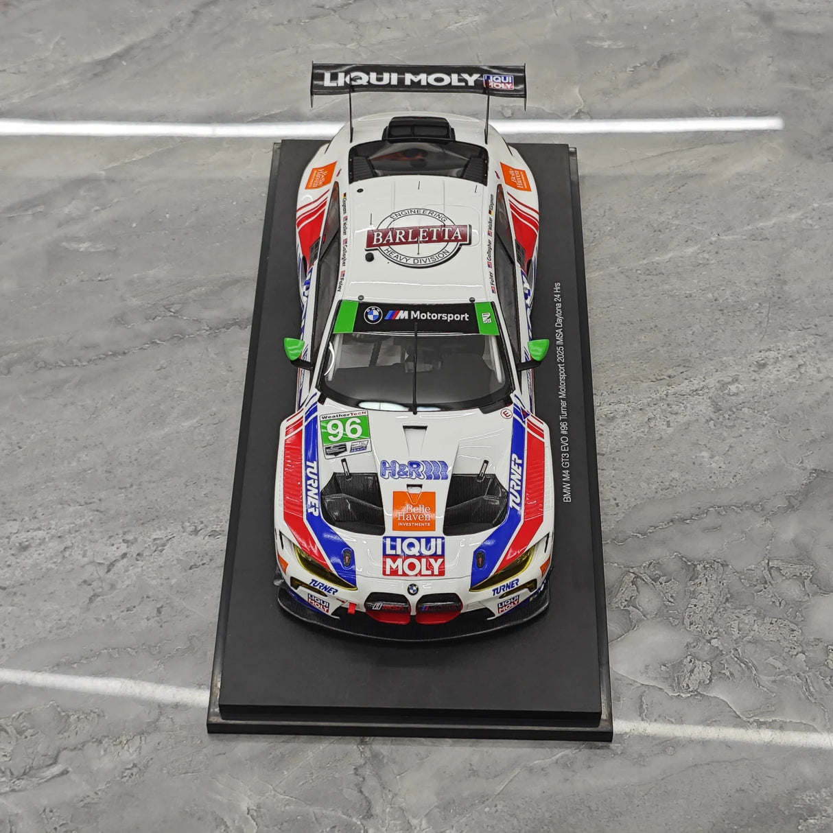 BMW 2025 M4 GT3 EVO Turner Motorsport #96 1:18 IMSA Daytona 24 Hrs Resin-Sammlermodell von Top Speed – Ansicht 2