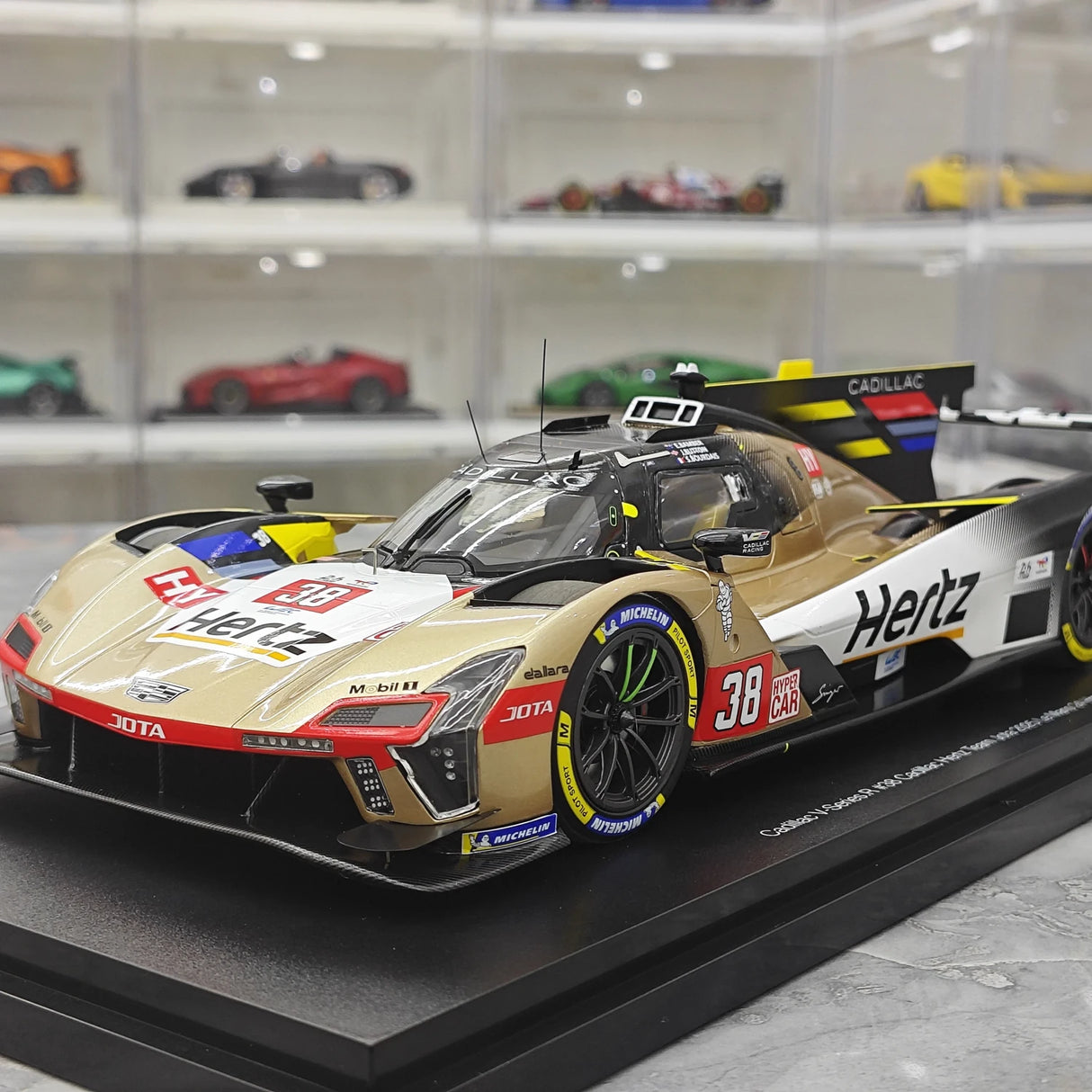 Cadillac 2025 V-Series.R Cadillac Hertz Team JOTA #38 1:18 24h Le Mans Resin-Sammlermodell von Top Speed – 3 ansehen