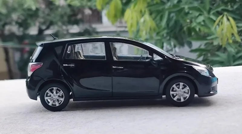 1:18 Toyota 2009 Verso Die Cast Model Car