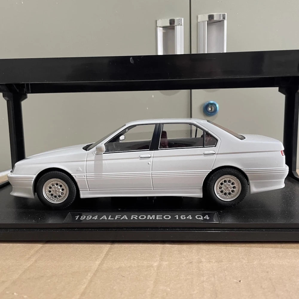 [Triple9] 1:18 Alfa Romeo 1994 164 Q4 bianco modellino di auto Die-Cast
