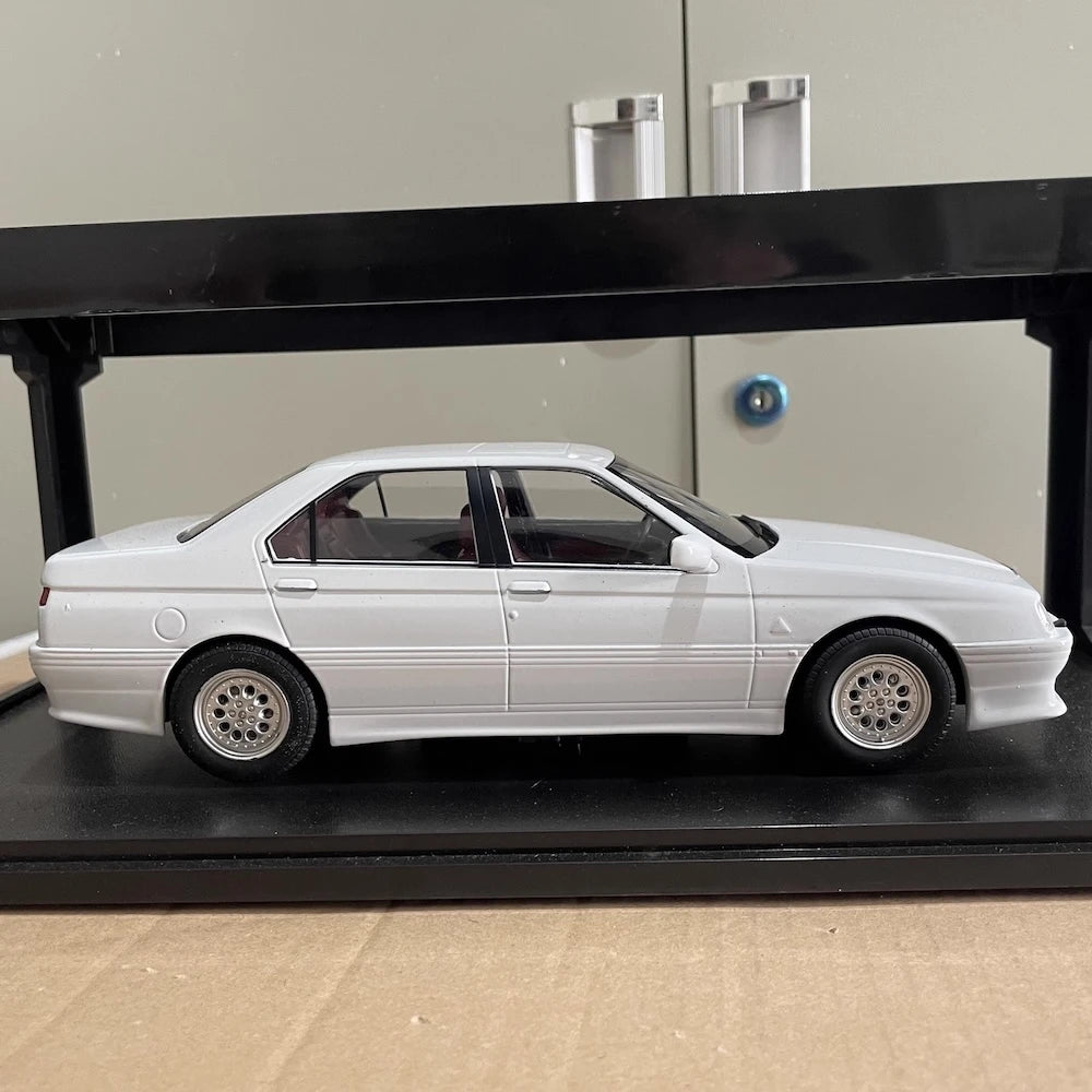 [Triple9] 1:18 Alfa Romeo 1994 164 Q4 bianco modellino di auto Die-Cast