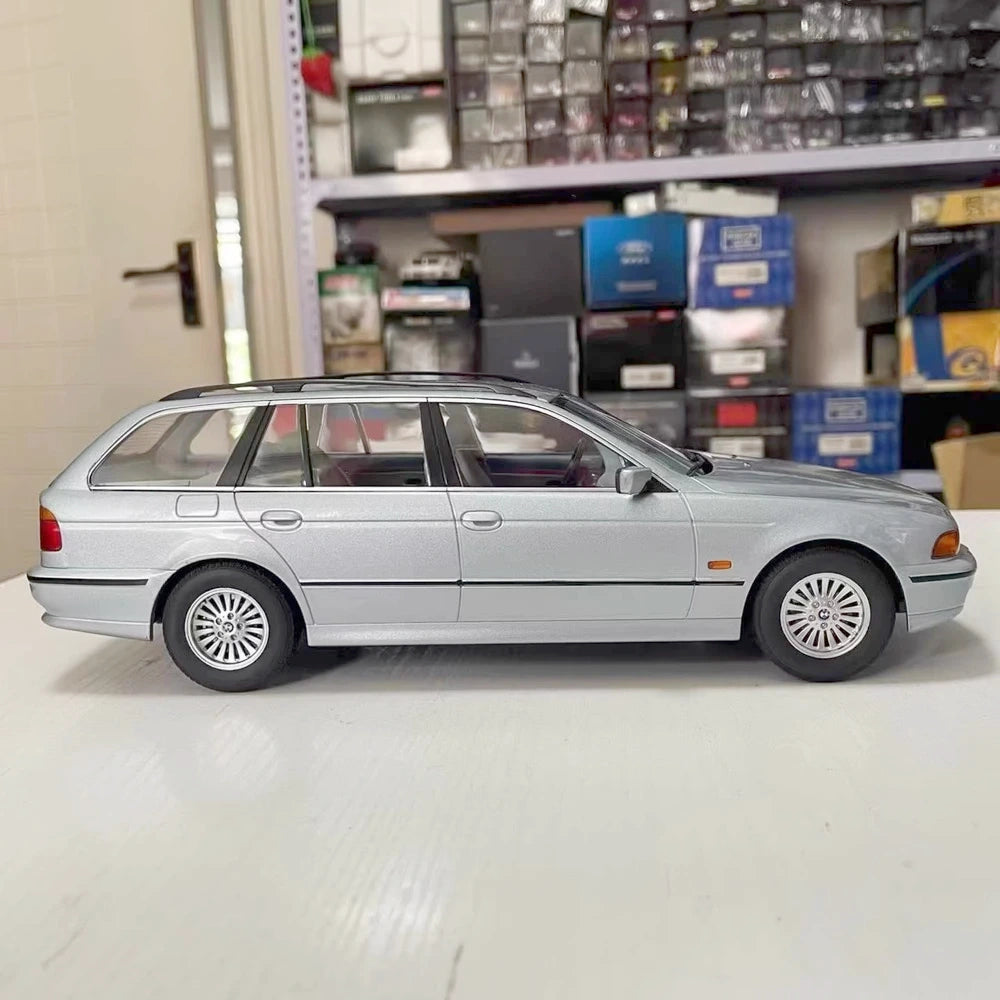 [Triple9] 1:18 BMW 1998 E39 5 Series Touring Silver Model Car Die-Cast