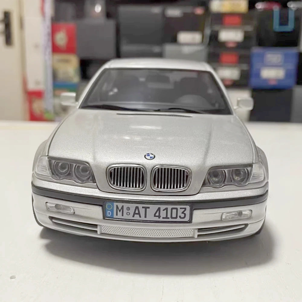 [UT] 1:18 BMW 2000 E46 330i Sedan Silver Model Car Die-Cast