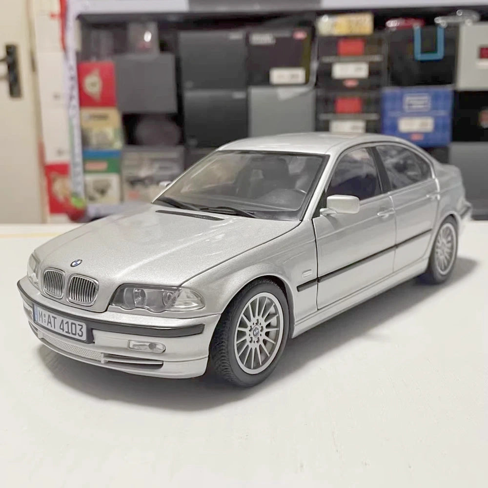 [UT] 1:18 BMW 2000 E46 330i Sedan Silver Model Car Die-Cast