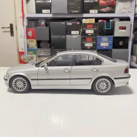 [UT] 1:18 BMW 2000 E46 330i Sedan argent voiture miniature Die-Cast