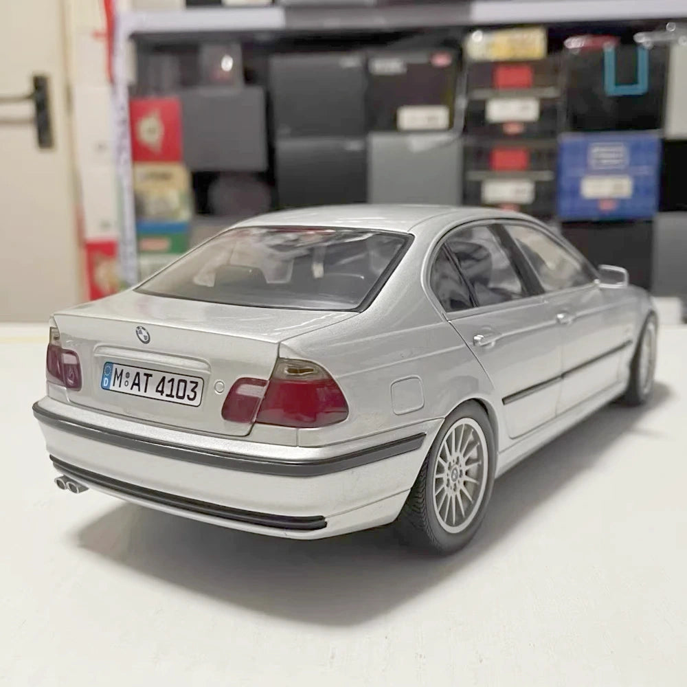 [UT] 1:18 BMW 2000 E46 330i Sedan Silver Model Car Die-Cast