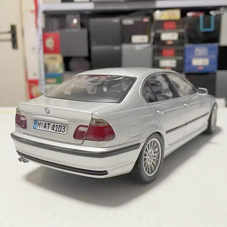 [UT] 1:18 BMW 2000 E46 330i Sedan argent voiture miniature Die-Cast