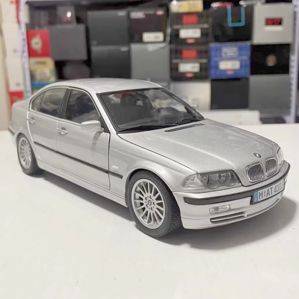 [UT] 1:18 BMW 2000 E46 330i Sedan Silver Model Car Die-Cast