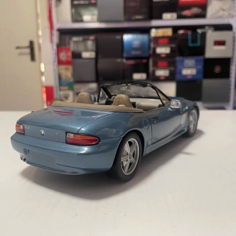 [UT] 1:18 BMW 2000 Z3 2.8 Roadster Blue Model Car Die-Cast