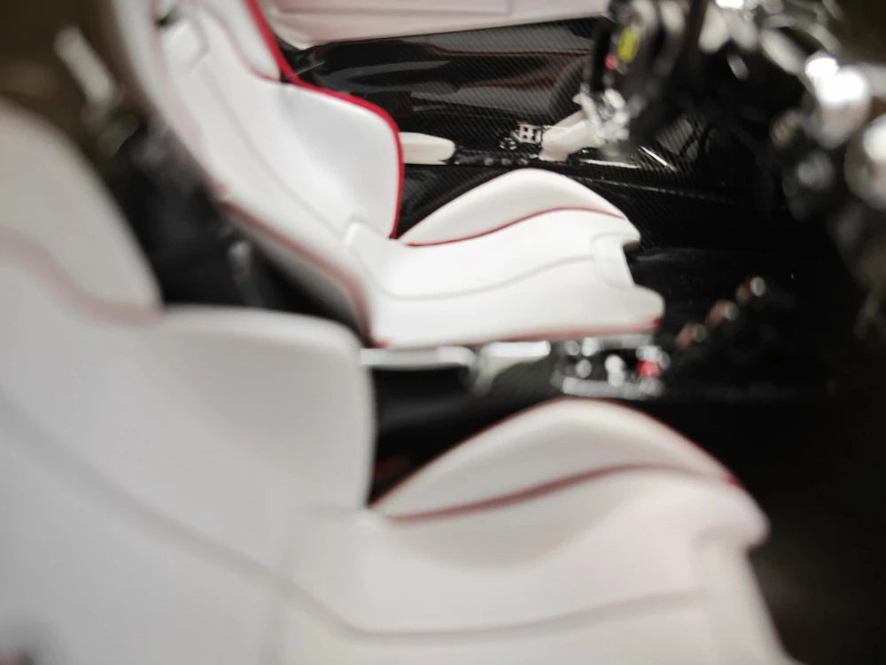 [Ultra Unique] 1:18 Ferrari 2013 LaFerrari Red Model Car Resin