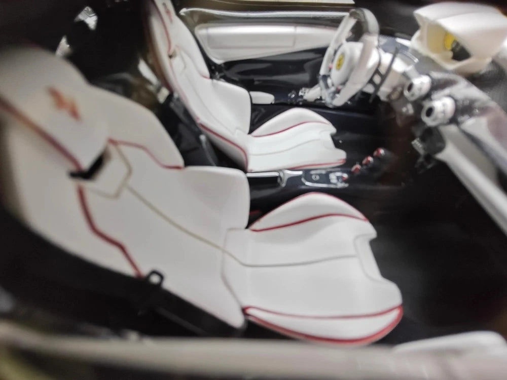 [Ultra Unique] 1:18 Ferrari 2013 LaFerrari Red & White Line Model Car Resin