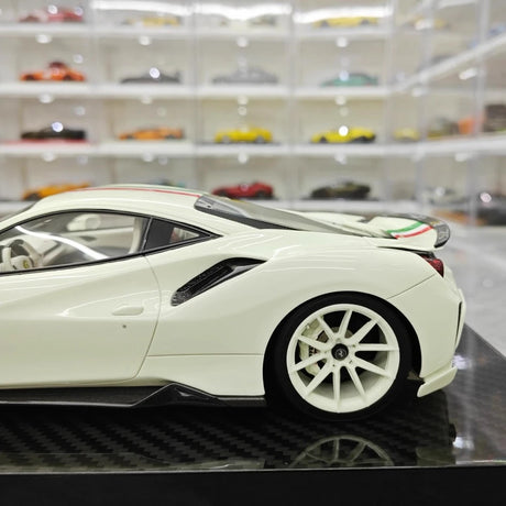 [Ultra Unique] 1:18 Ferrari 2018 488 Pista Luminous Model Car Resin