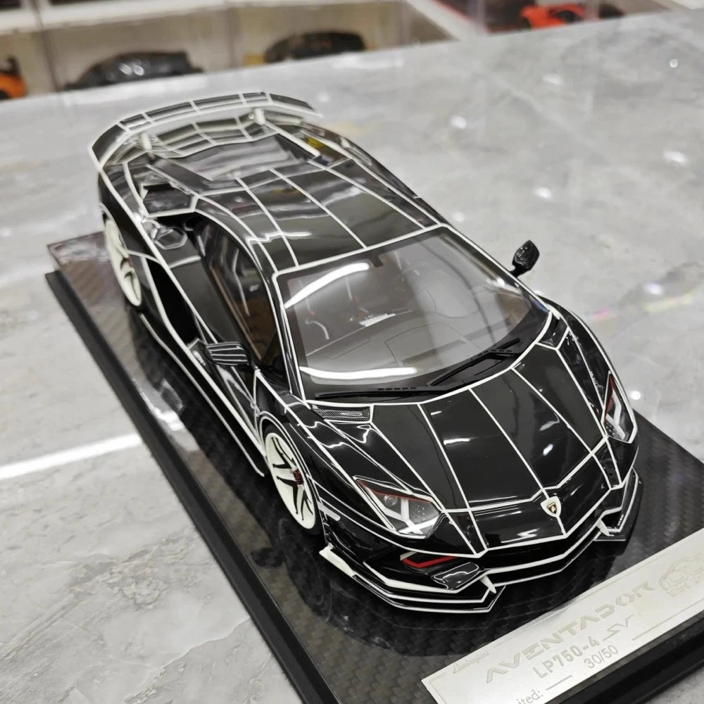 [Ultra Unique] 1:18 Lamborghini 2015 Aventador LP750-4 SV musta pienoismalli Hartsi