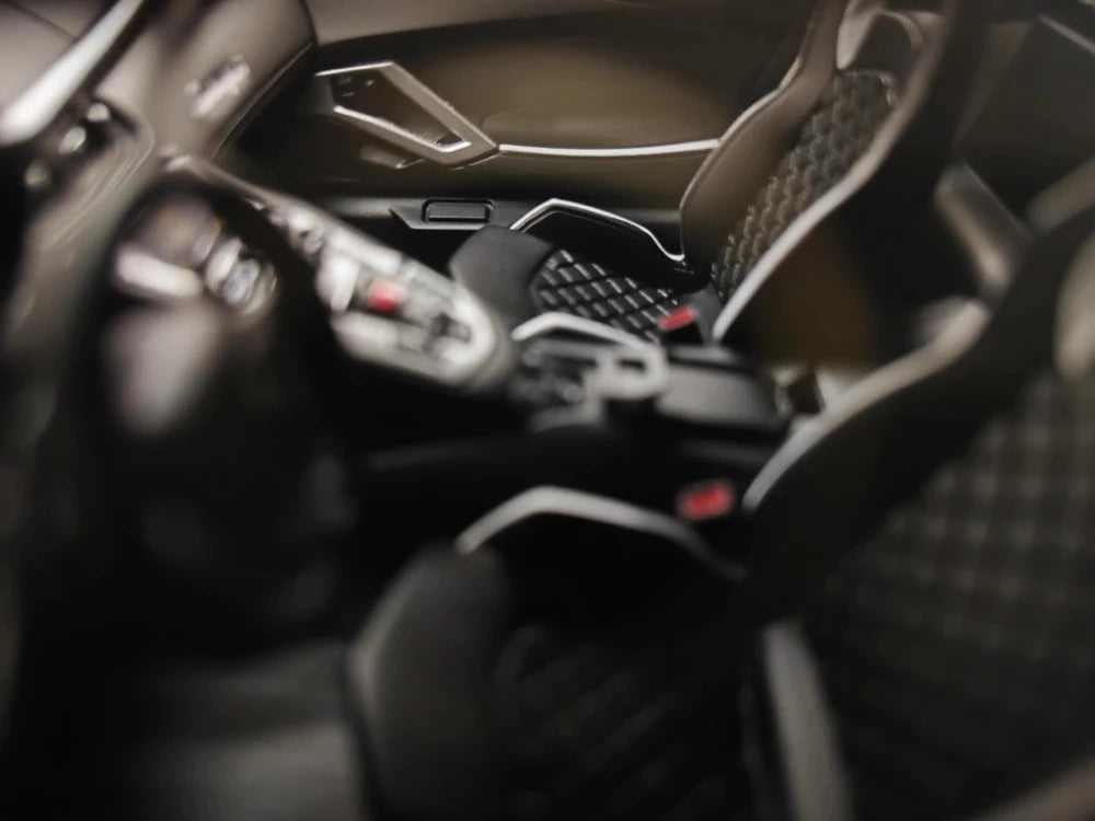 [Ultra Unique] 1:18 Lamborghini 2015 Aventador LP750-4 SV musta pienoismalli Hartsi