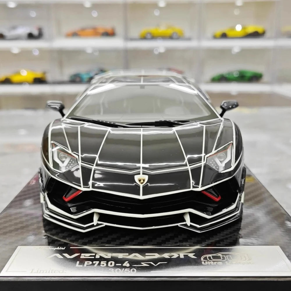 [Ultra Unique] 1:18 Lamborghini 2015 Aventador LP750-4 SV musta pienoismalli Hartsi