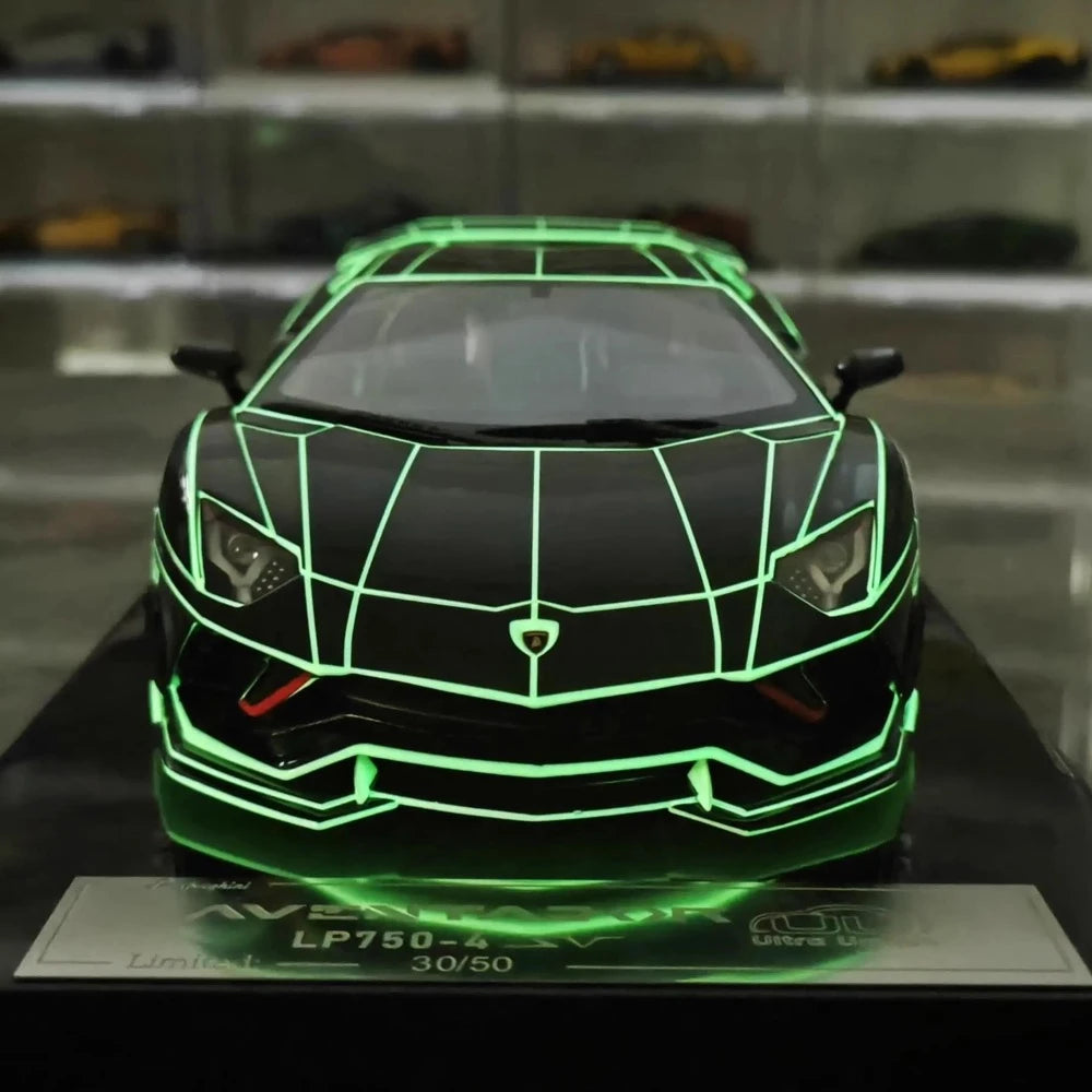 [Ultra Unique] 1:18 Lamborghini 2015 Aventador LP750-4 SV musta pienoismalli Hartsi