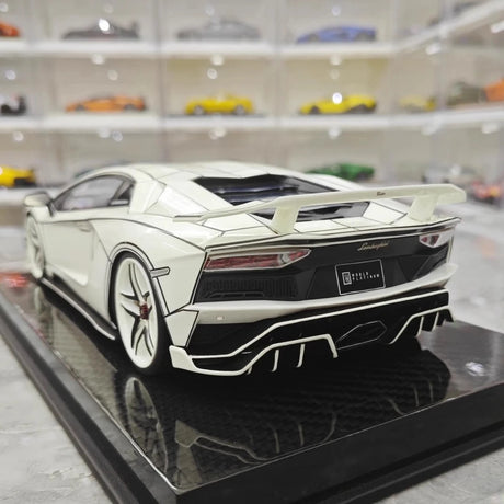 [Ultra Unique] 1:18 Lamborghini 2015 Aventador LP750-4 SV White Model Car Resin