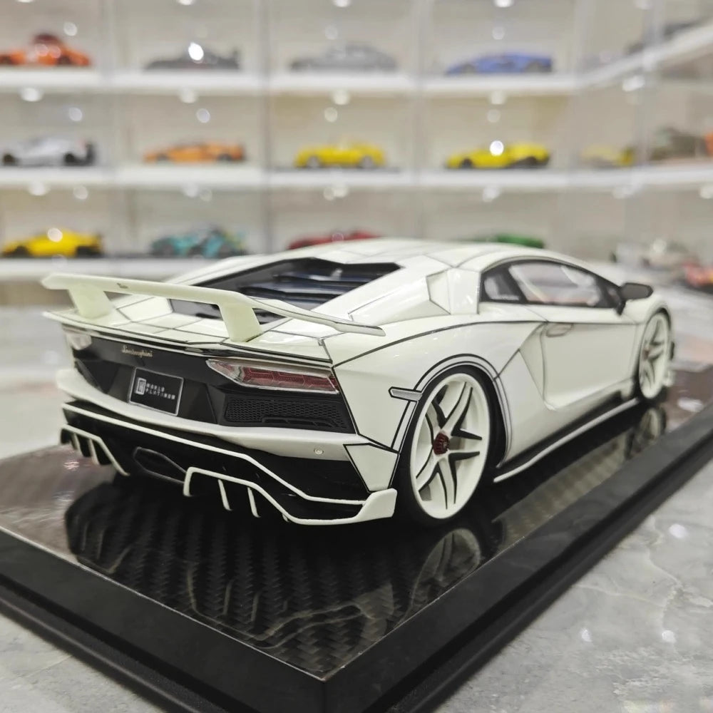 [Ultra Unique] 1:18 Lamborghini 2015 Aventador LP750-4 SV White Model Car Resin