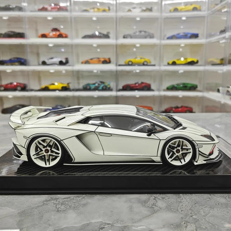 [Ultra Unique] 1:18 Lamborghini 2015 Aventador LP750-4 SV White Model Car Resin