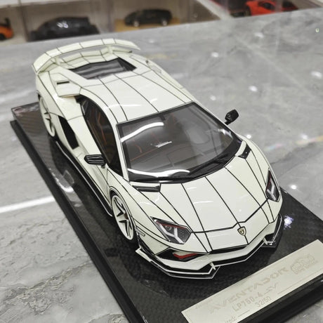 [Ultra Unique] 1:18 Lamborghini 2015 Aventador LP750-4 SV White Model Car Resin