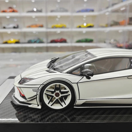 [Ultra Unique] 1:18 Lamborghini 2015 Aventador LP750-4 SV White Model Car Resin