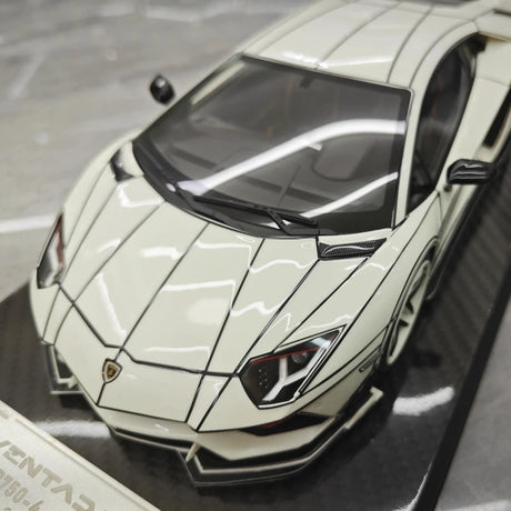 [Ultra Unique] 1:18 Lamborghini 2015 Aventador LP750-4 SV White Model Car Resin