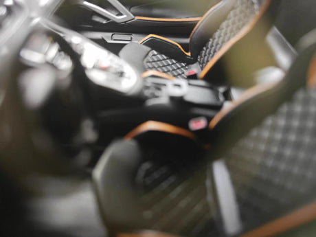 [Ultra Unique] 1:18 Lamborghini 2015 Aventador LP750-4 SV White Model Car Resin