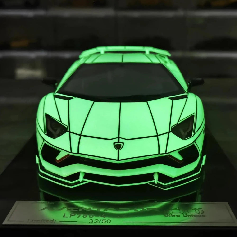 [Ultra Unique] 1:18 Lamborghini 2015 Aventador LP750-4 SV White Model Car Resin