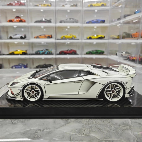 [Ultra Unique] 1:18 Lamborghini 2015 Aventador LP750-4 SV White Model Car Resin