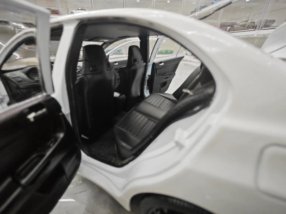 [VIAT] 1:18 Mitsubishi 2008 Lancer Evo X Metallic White Model Car Die-Cast