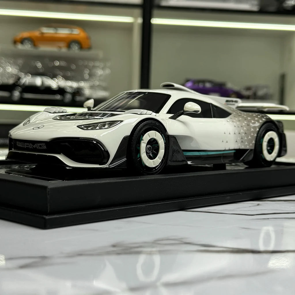 VIP Mercedes-AMG 2022 ONE Glow Edition White 1:18 – راتنج نموذجي قابل للجمع
