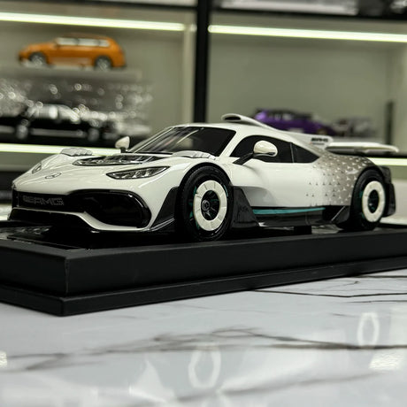 VIP Mercedes-AMG 2022 ONE Glow Edition White 1:18 – Resina da collezione per modelli in resina