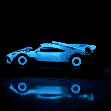VIP Mercedes-AMG 2022 ONE Glow Edition White 1:18 – Resina da collezione per modelli in resina