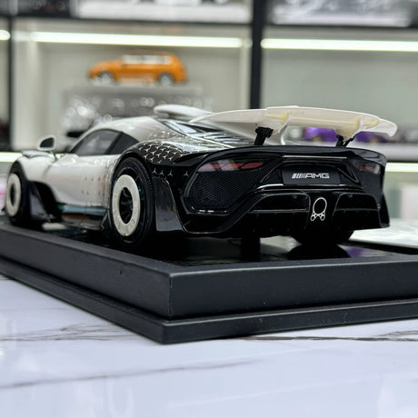 VIP Mercedes-AMG 2022 ONE Glow Edition White 1:18 – Resina da collezione per modelli in resina