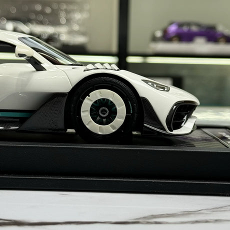 VIP Mercedes-AMG 2022 ONE Glow Edition White 1:18 – Resina da collezione per modelli in resina