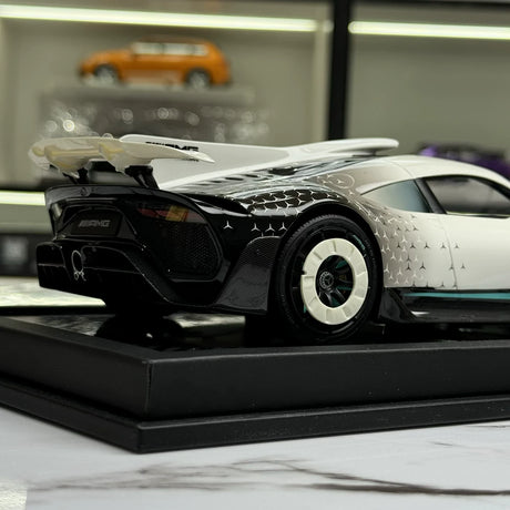 VIP Mercedes-AMG 2022 ONE Glow Edition White 1:18 – Resina da collezione per modelli in resina