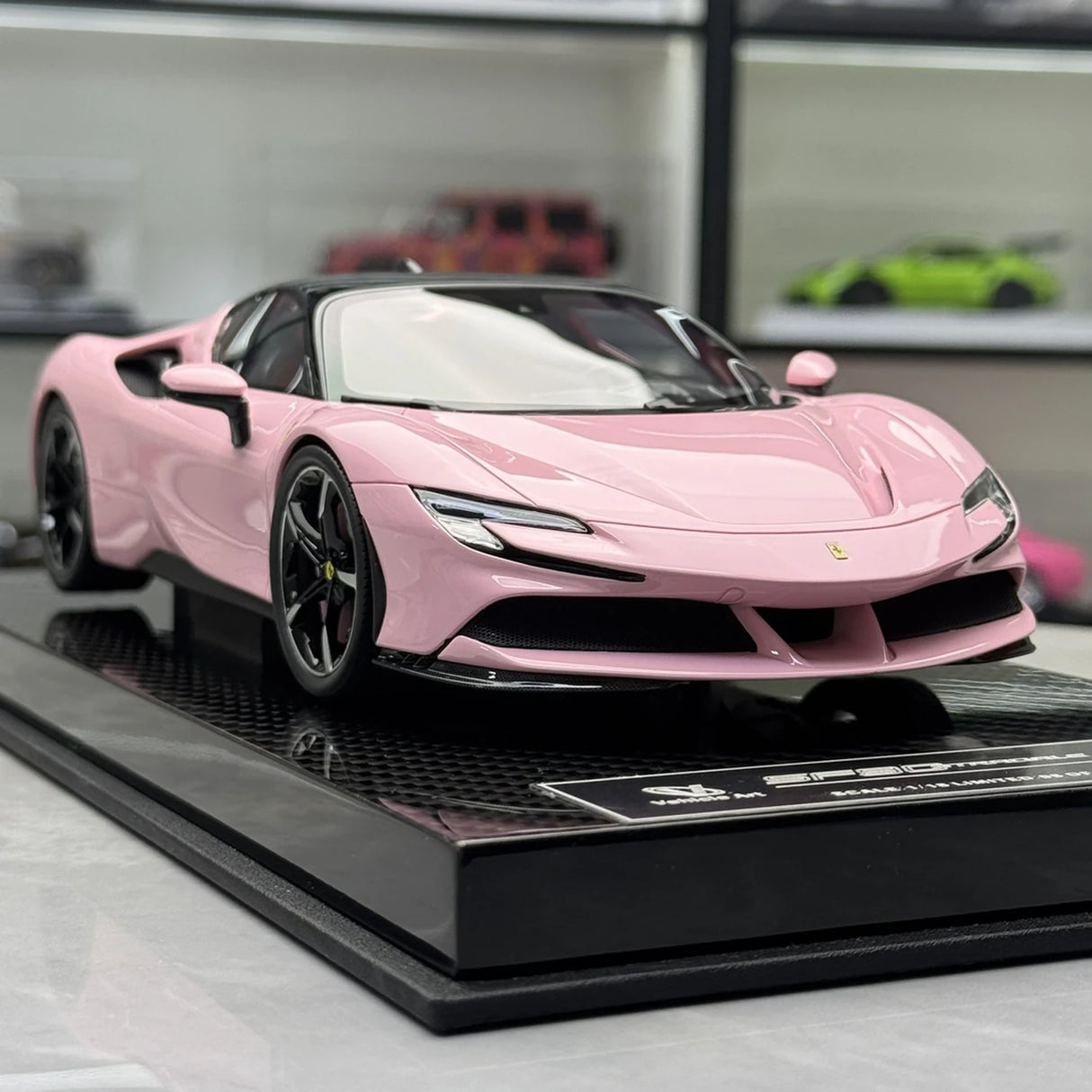 Fahrzeugkunst Ferrari 2019 SF90 Stradale Pink 1:18 – Sammelobjekt-Resin-Modellharz