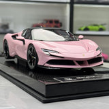Fahrzeugkunst Ferrari 2019 SF90 Stradale Pink 1:18 – Sammelobjekt-Resin-Modellharz