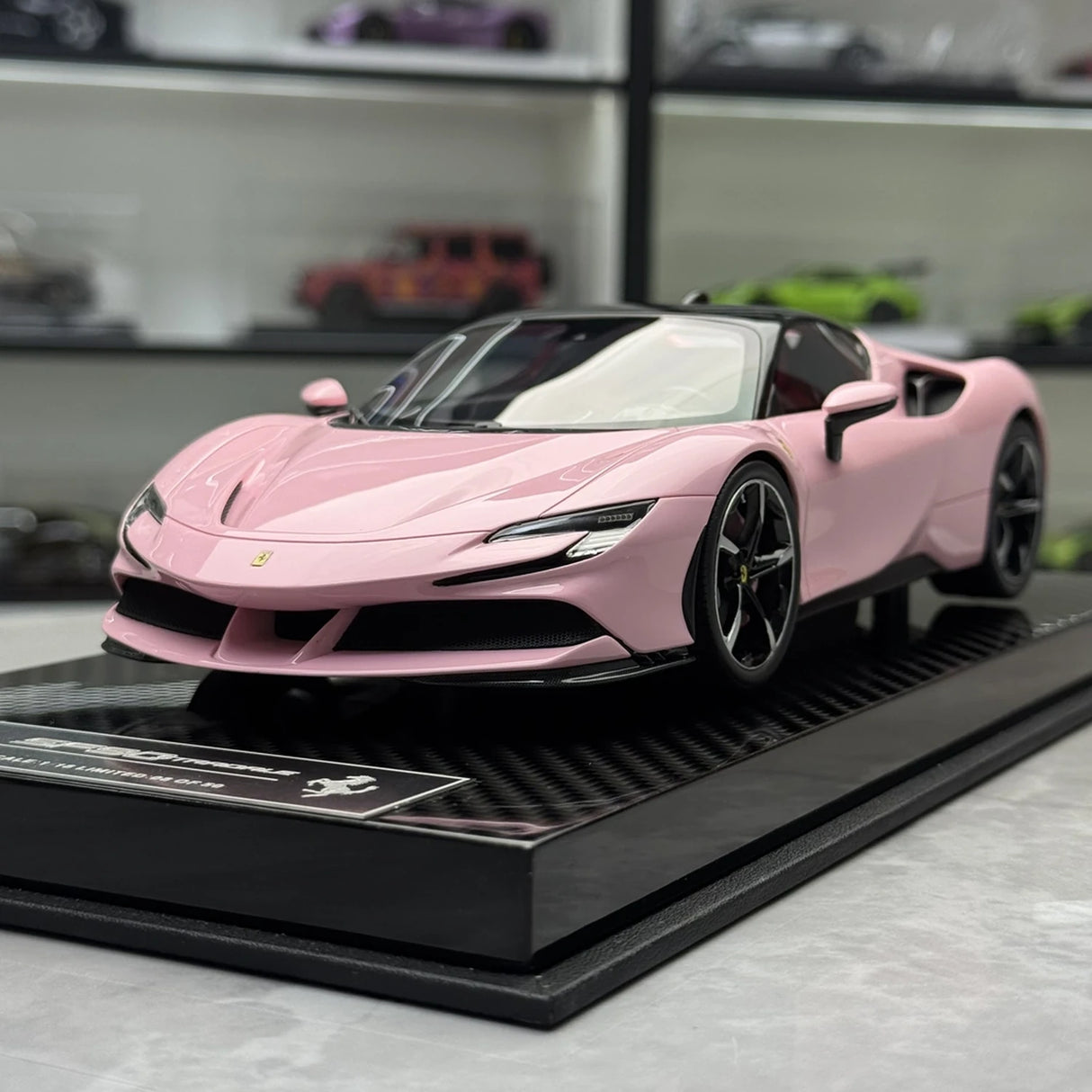 Fahrzeugkunst Ferrari 2019 SF90 Stradale Pink 1:18 – Sammelobjekt-Resin-Modellharz