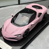 Fahrzeugkunst Ferrari 2019 SF90 Stradale Pink 1:18 – Sammelobjekt-Resin-Modellharz
