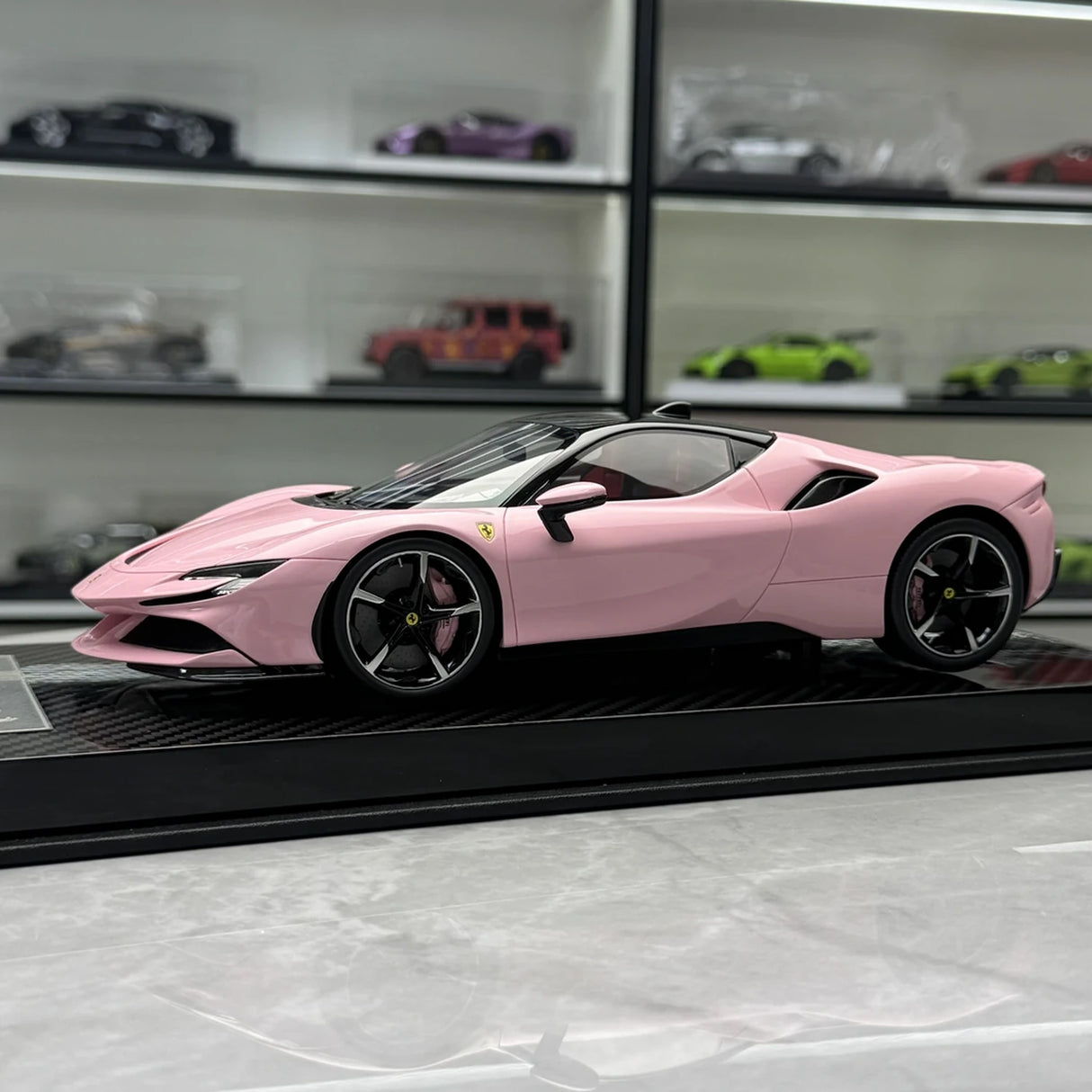 Fahrzeugkunst Ferrari 2019 SF90 Stradale Pink 1:18 – Sammelobjekt-Resin-Modellharz