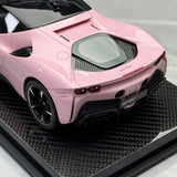 Fahrzeugkunst Ferrari 2019 SF90 Stradale Pink 1:18 – Sammelobjekt-Resin-Modellharz