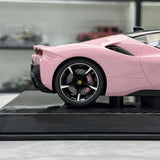 Fahrzeugkunst Ferrari 2019 SF90 Stradale Pink 1:18 – Sammelobjekt-Resin-Modellharz